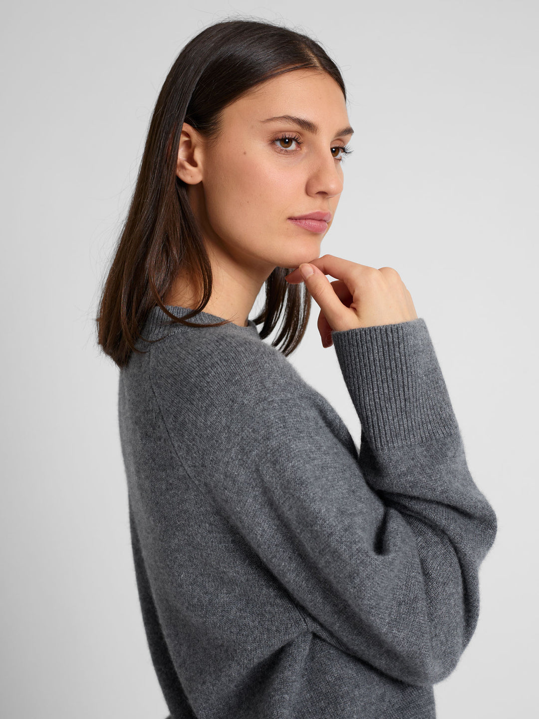 Chunky cashmere sweater "Signy" in 100% pure cashmere. Scandinavian design by Kashmina. Color: Dark grey.