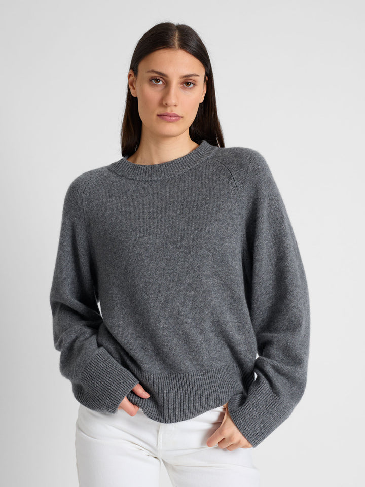 Chunky cashmere sweater "Signy" in 100% pure cashmere. Scandinavian design by Kashmina. Color: Dark grey.