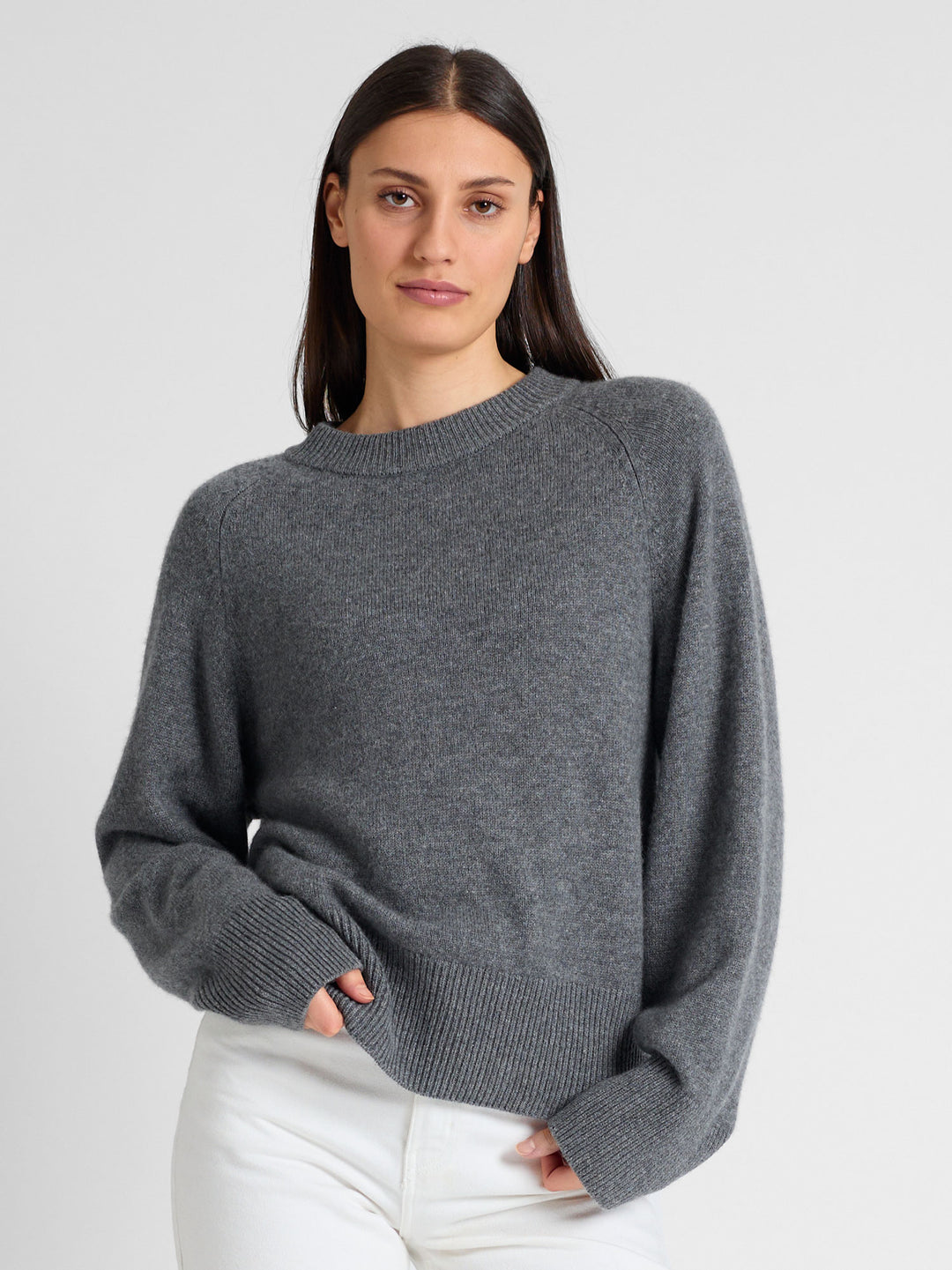 Chunky cashmere sweater "Signy" in 100% pure cashmere. Scandinavian design by Kashmina. Color: Dark grey.