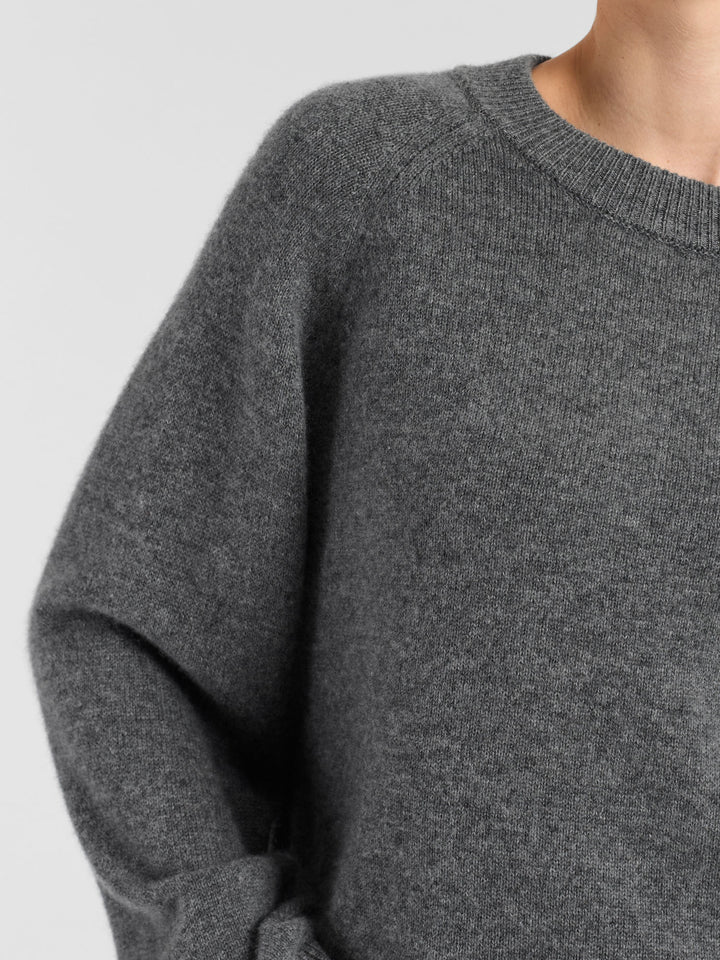 Chunky cashmere sweater "Signy" in 100% pure cashmere. Scandinavian design by Kashmina. Color: Dark grey.