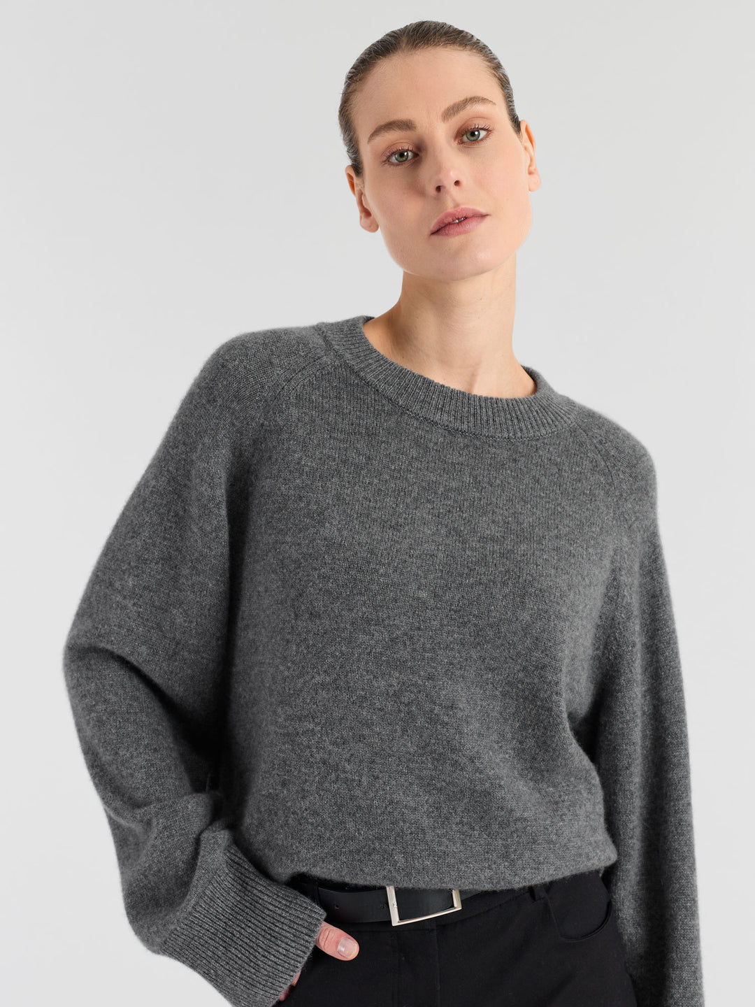 Chunky cashmere sweater "Signy" in 100% pure cashmere. Scandinavian design by Kashmina. Color: Dark grey.