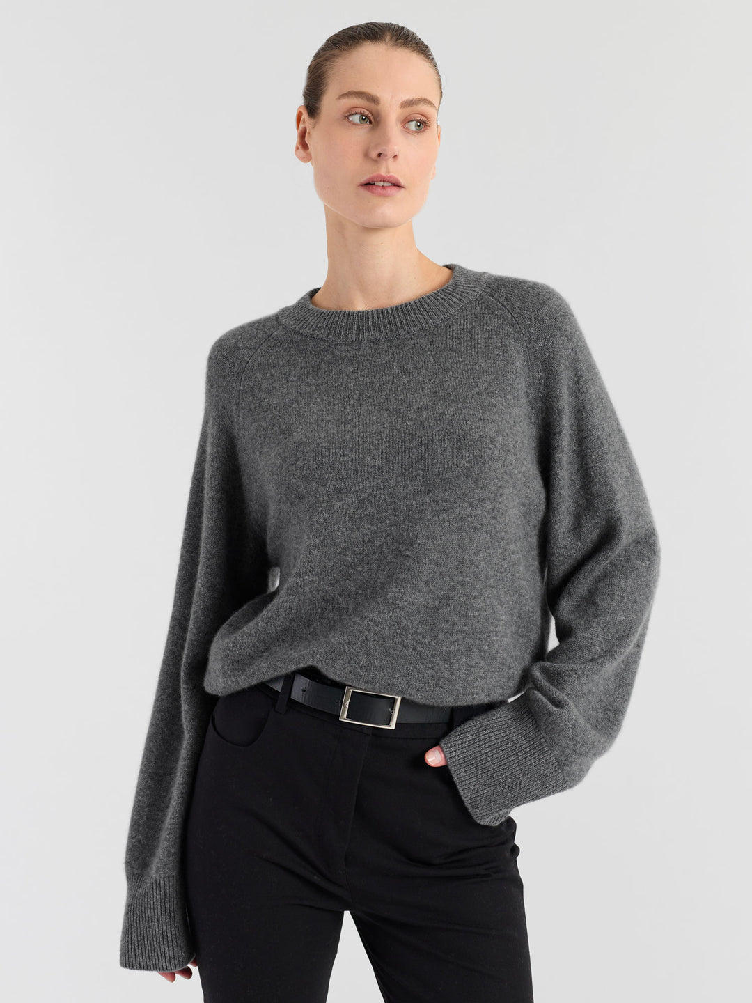 Chunky cashmere sweater "Signy" in 100% pure cashmere. Scandinavian design by Kashmina. Color: Dark grey.