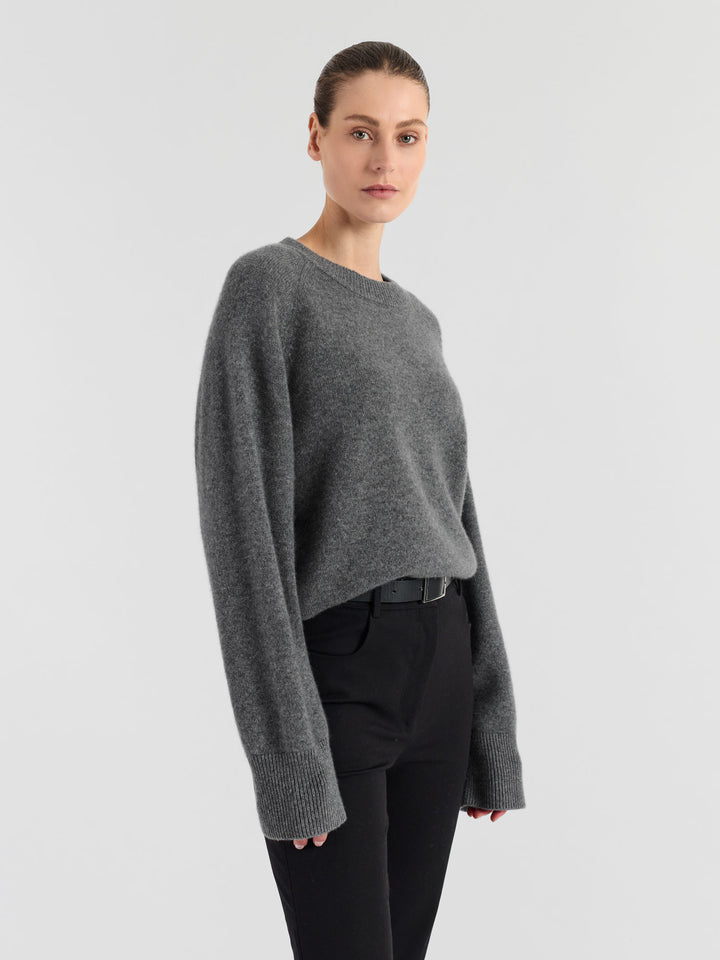 Chunky cashmere sweater "Signy" in 100% pure cashmere. Scandinavian design by Kashmina. Color: Dark grey.