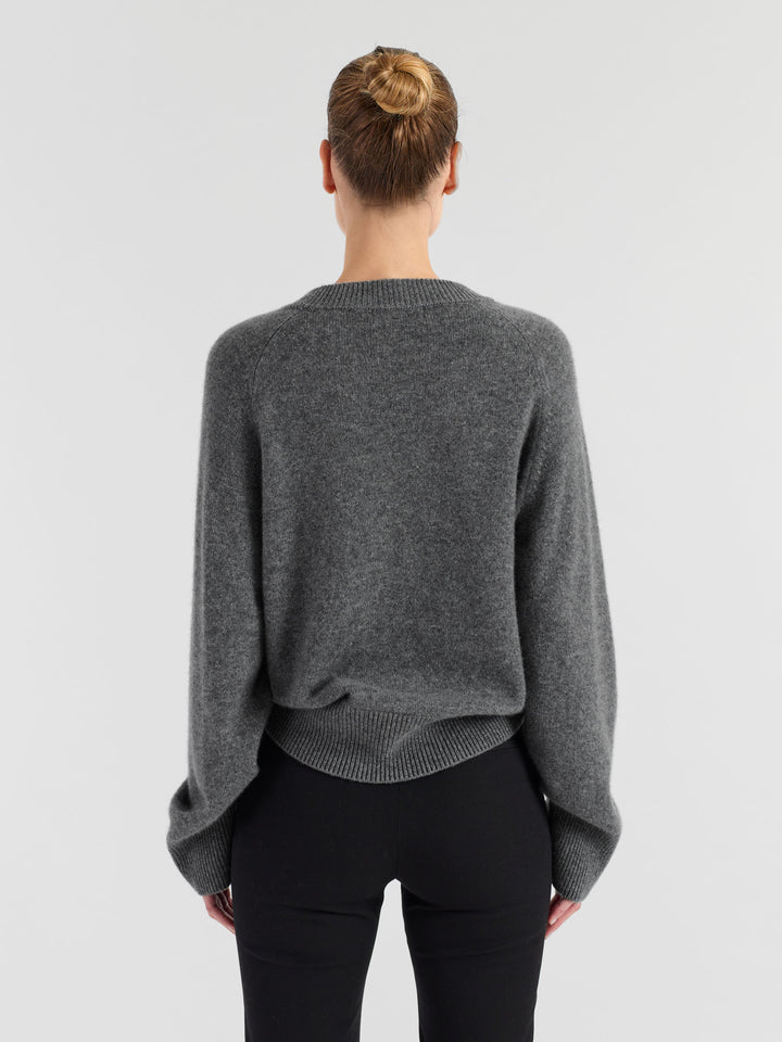 Chunky cashmere sweater "Signy" in 100% pure cashmere. Scandinavian design by Kashmina. Color: Dark grey.