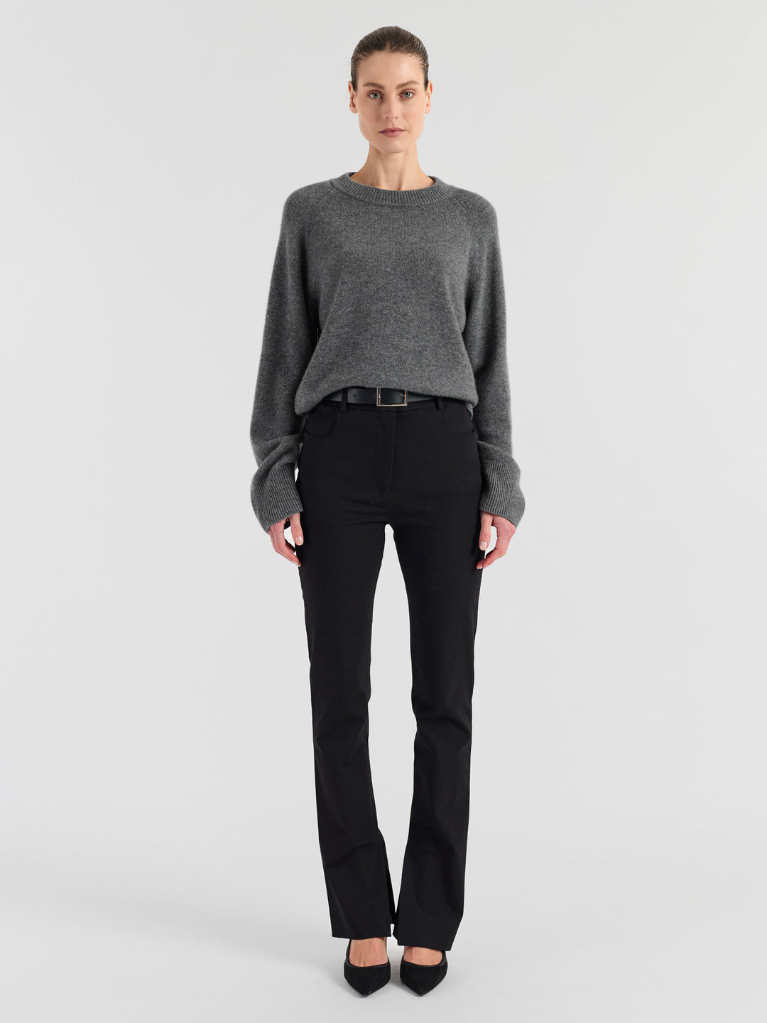 Chunky cashmere sweater "Signy" in 100% pure cashmere. Scandinavian design by Kashmina. Color: Dark grey.