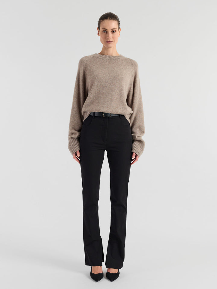 Chunky cashmere sweater "Signy" in 100% pure cashmere. Scandinavian design by Kashmina. Color: Toast.