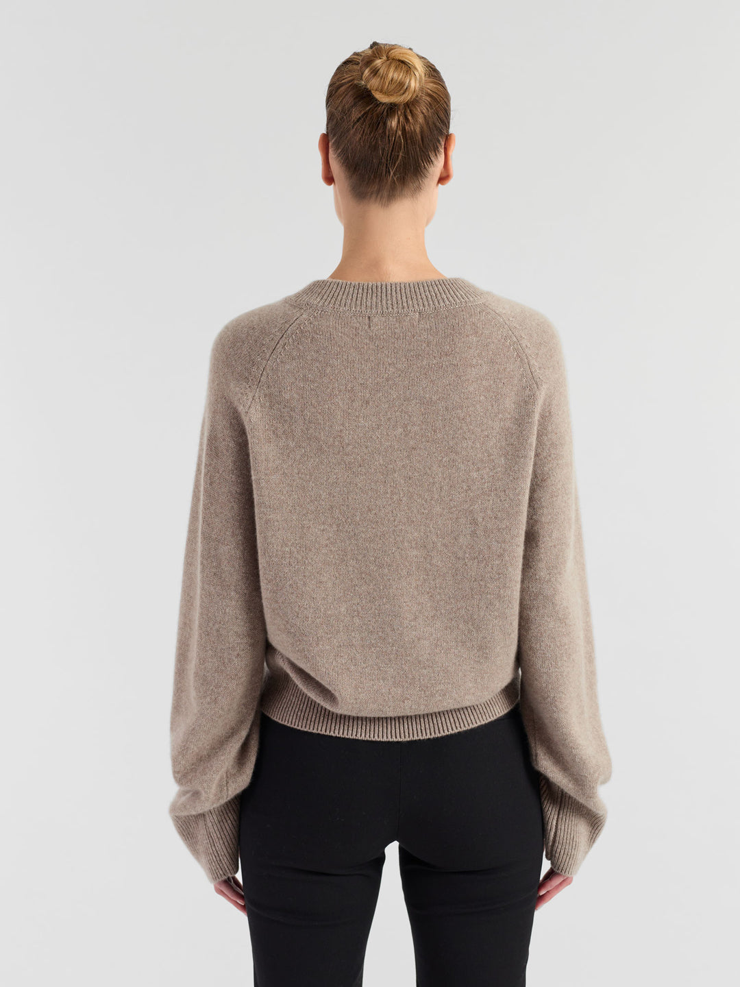 Chunky cashmere sweater "Signy" in 100% pure cashmere. Scandinavian design by Kashmina. Color: Toast.