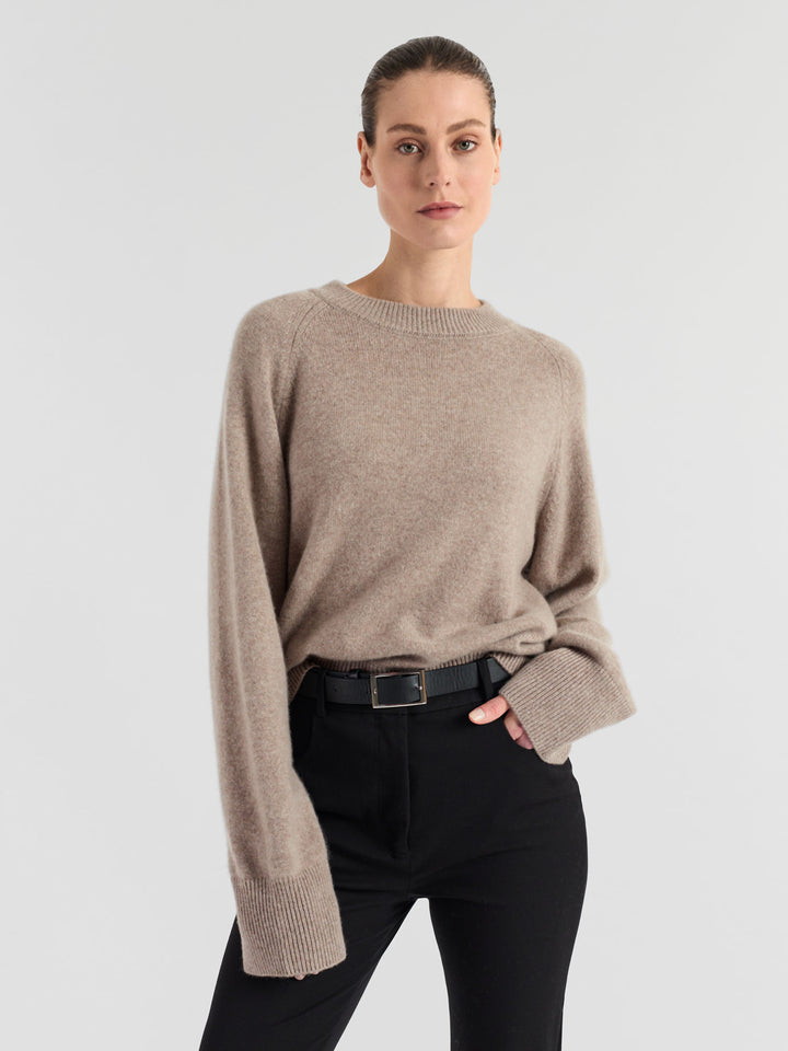 Chunky cashmere sweater "Signy" in 100% pure cashmere. Scandinavian design by Kashmina. Color: Toast.