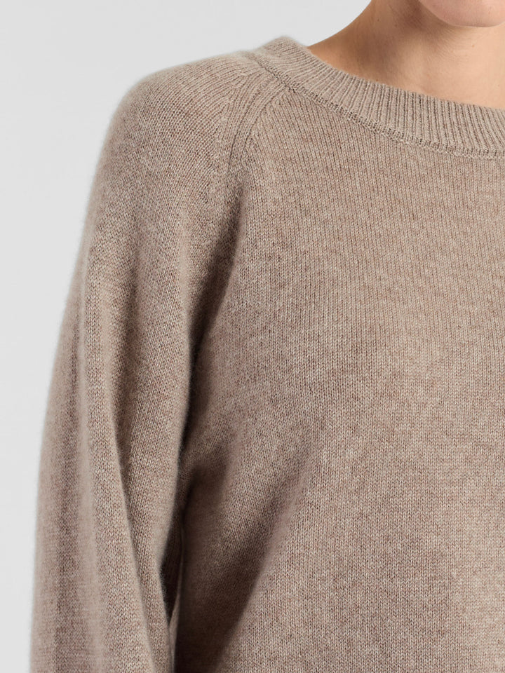 Chunky cashmere sweater "Signy" in 100% pure cashmere. Scandinavian design by Kashmina. Color: Toast.