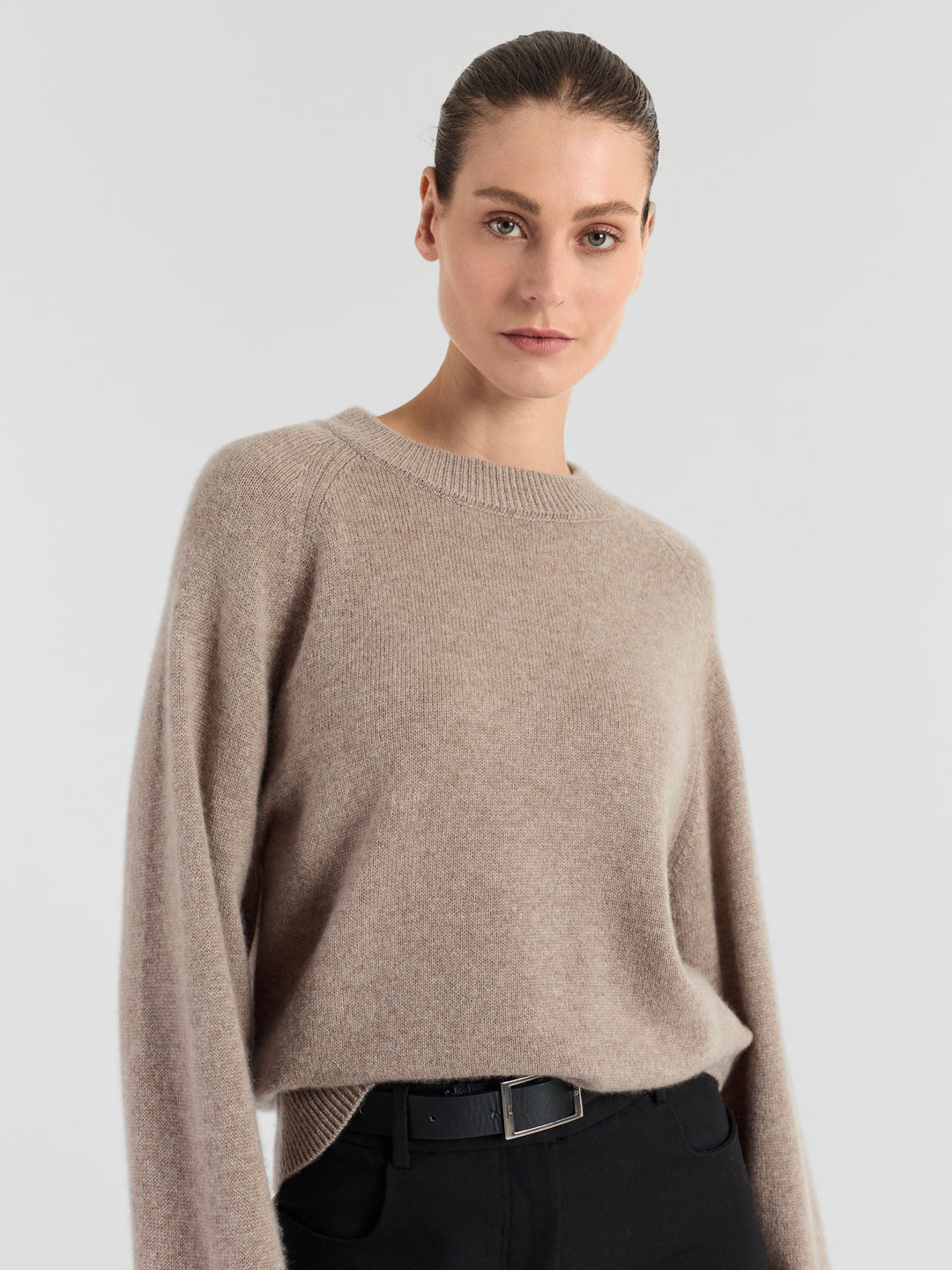 Chunky cashmere sweater "Signy" in 100% pure cashmere. Scandinavian design by Kashmina. Color: Toast.