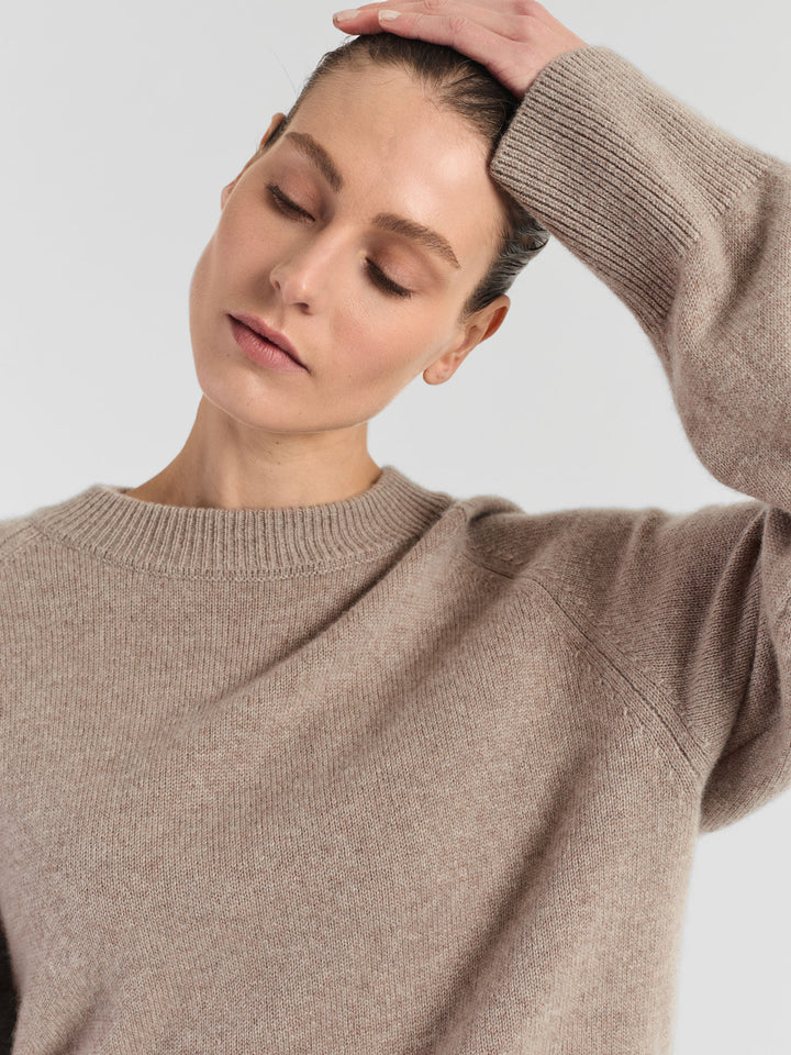 Chunky cashmere sweater "Signy" in 100% pure cashmere. Scandinavian design by Kashmina. Color: Toast.