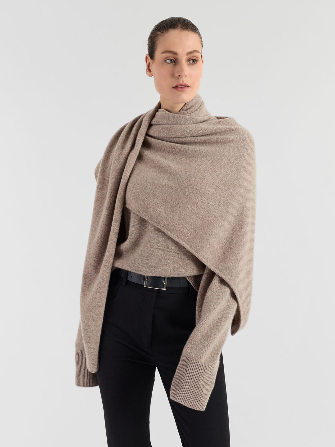 Chunky cashmere sweater "Signy" in 100% pure cashmere. Scandinavian design by Kashmina. Color: Toast.