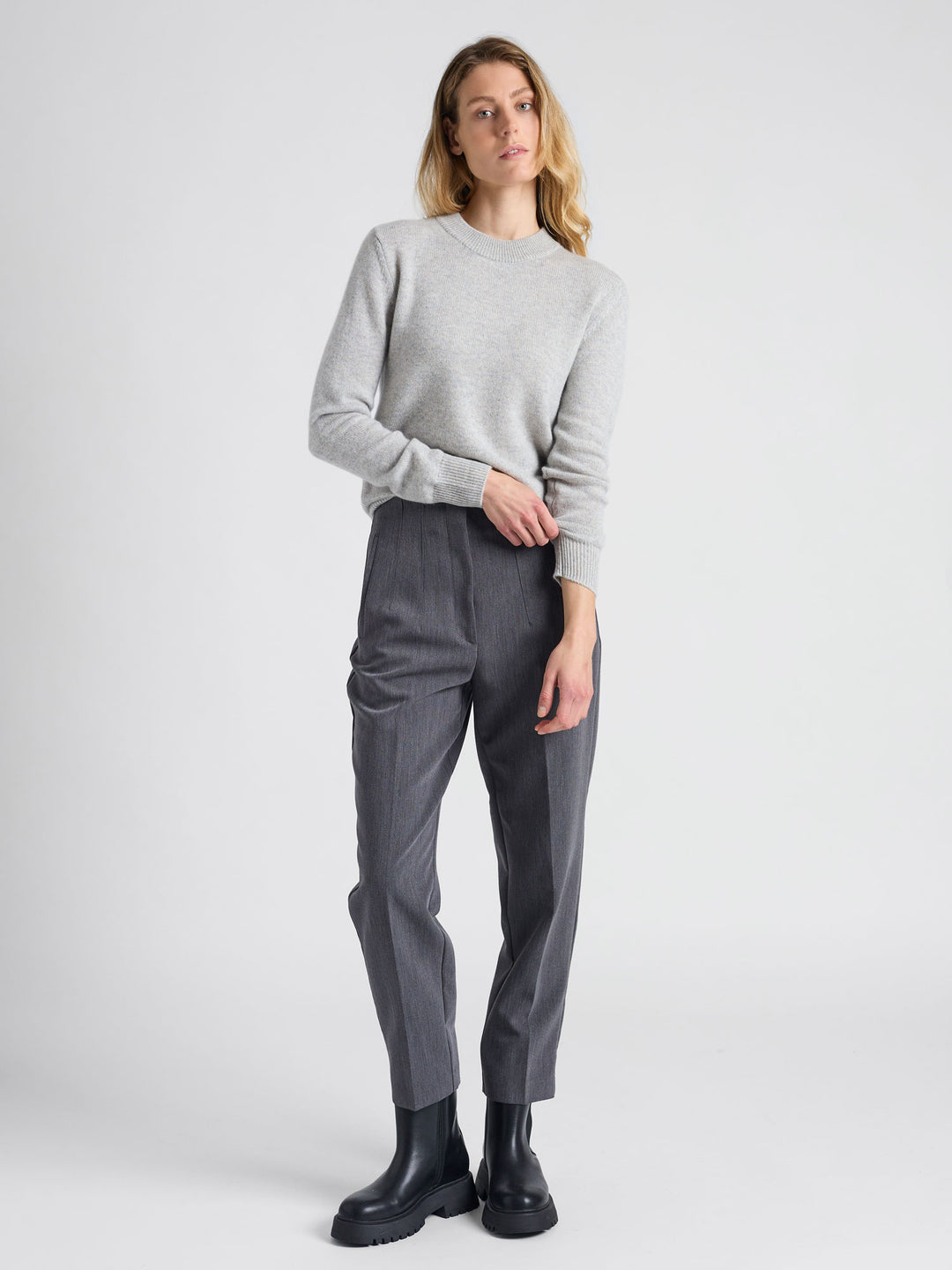 Cashmere sweater "Sofia Long" in 100% pure cashmere. Scandinavian design by Kashmina. Color: Light Grey.