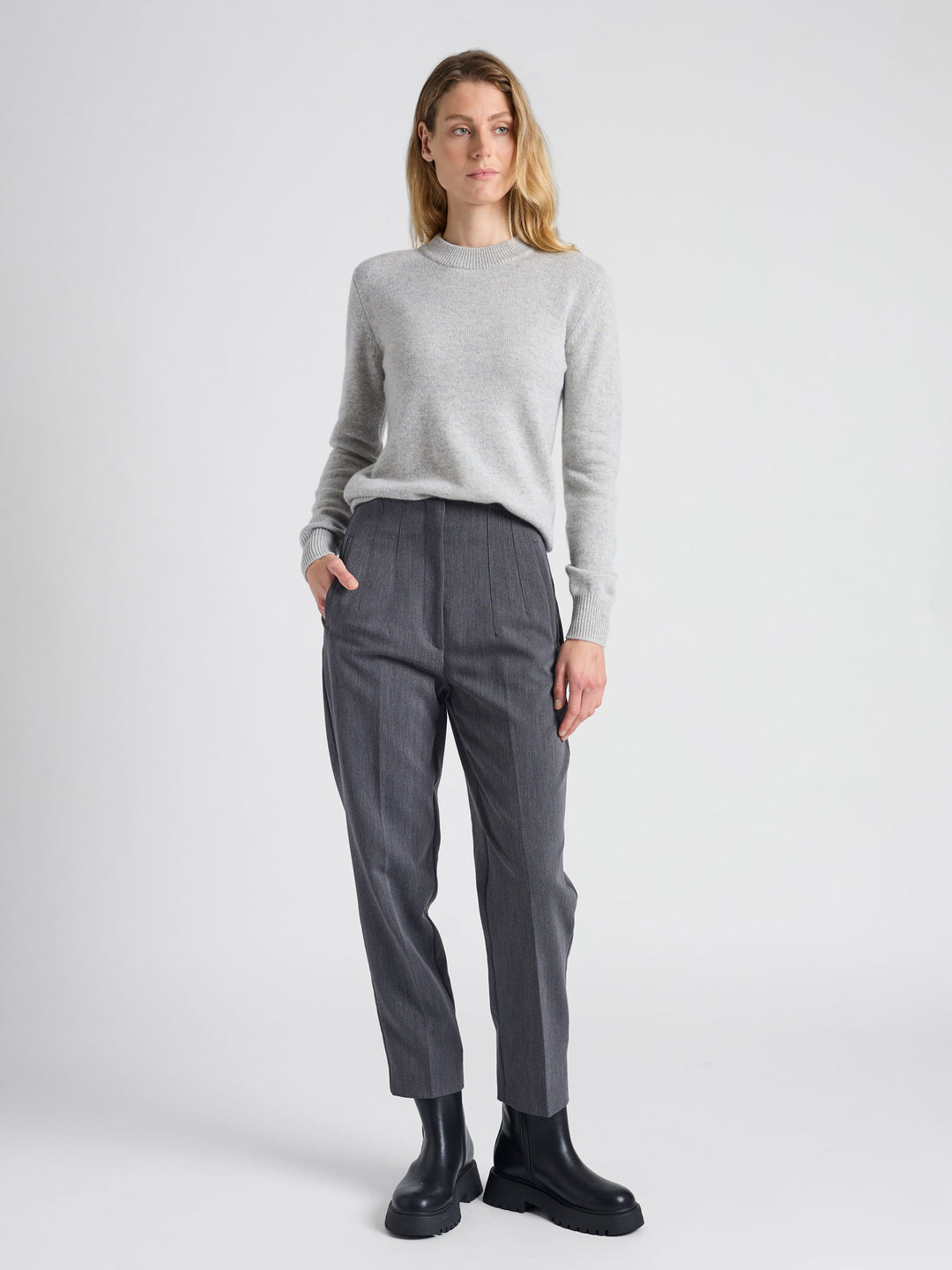 Cashmere sweater "Sofia Long" in 100% pure cashmere. Scandinavian design by Kashmina. Color: Light Grey.  