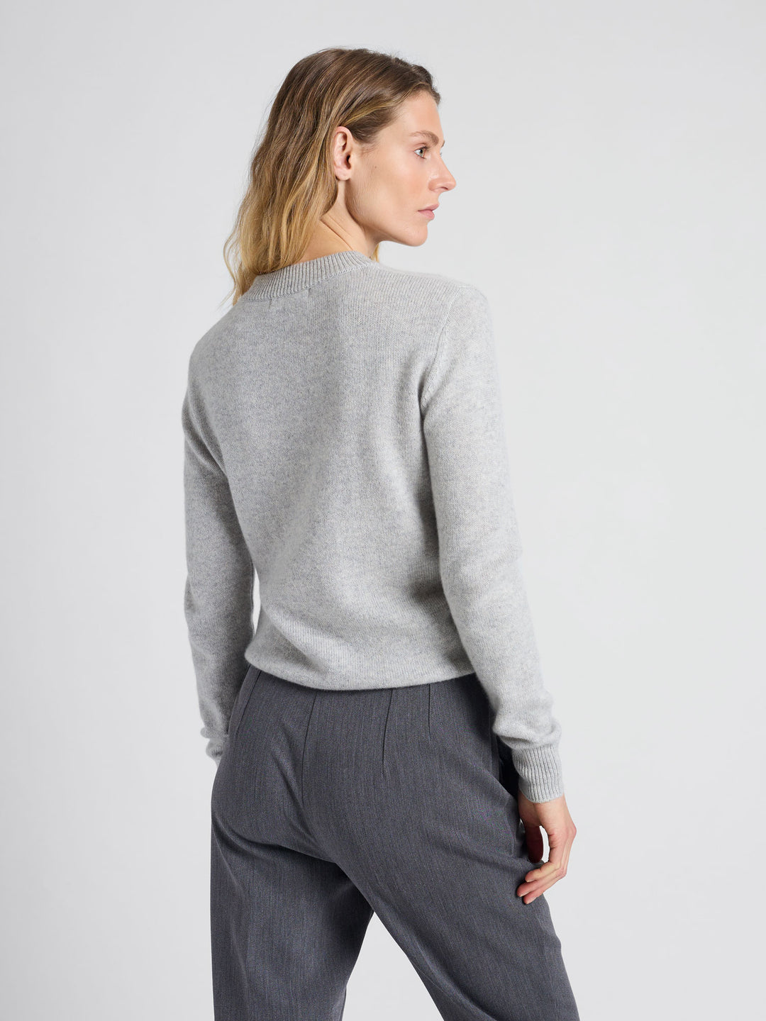 Cashmere sweater "Sofia Long" in 100% pure cashmere. Scandinavian design by Kashmina. Color: Light Grey.