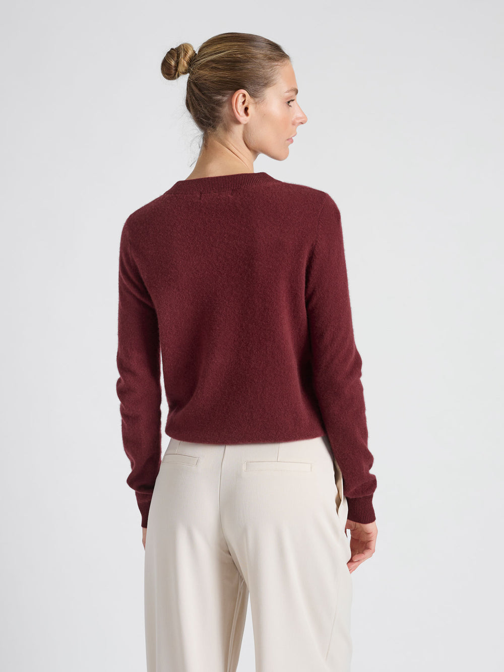 Cashmere sweater "Thora" in 100% pure cashmere. Long sleeves, round neck. Scandinavian design by Kashmina. Color: Bordeaux.