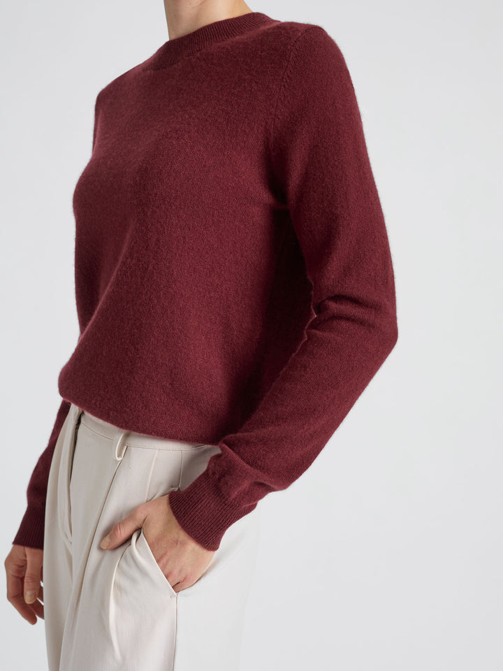 Cashmere sweater "Thora" in 100% pure cashmere. Long sleeves, round neck. Scandinavian design by Kashmina. Color: Bordeaux.