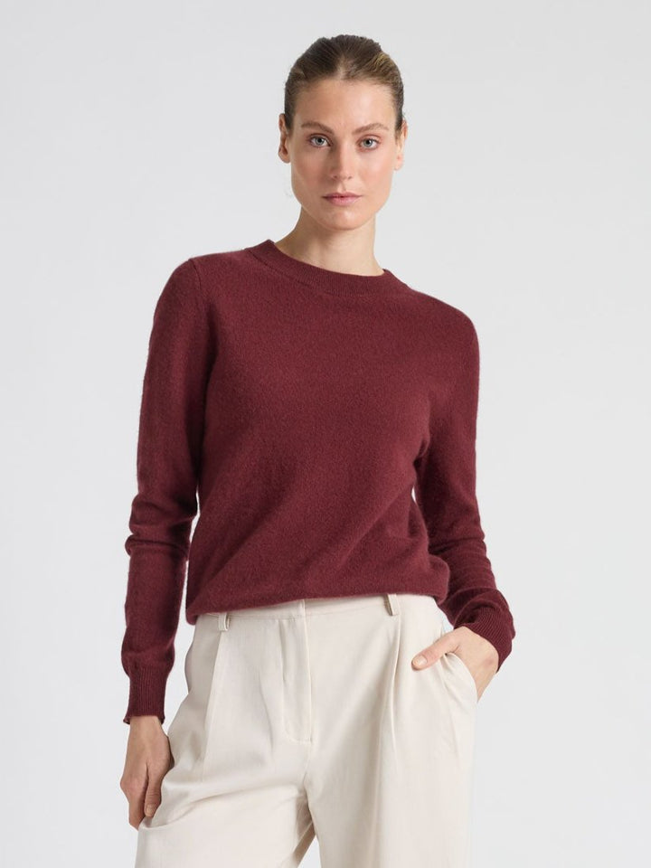 Cashmere sweater "Thora" in 100% pure cashmere. Long sleeves, round neck. Scandinavian design by Kashmina. Color: Bordeaux.