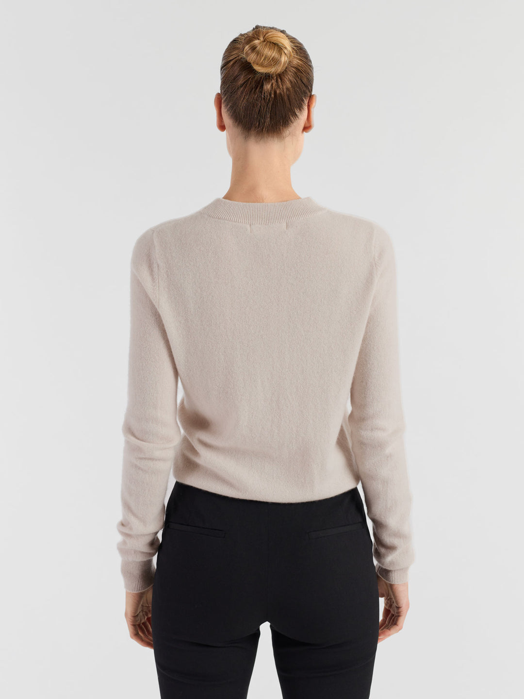 Cashmere sweater "Thora" in 100% pure cashmere. Long sleeves, round neck. Scandinavian design by Kashmina. Color: Cream.