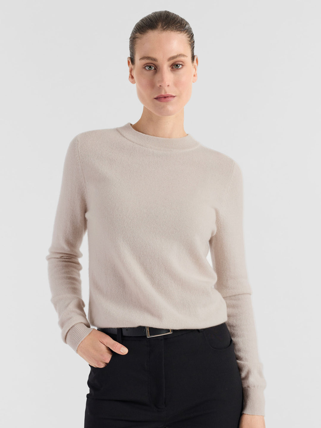 Cashmere sweater "Thora" in 100% pure cashmere. Long sleeves, round neck. Scandinavian design by Kashmina. Color: Cream.