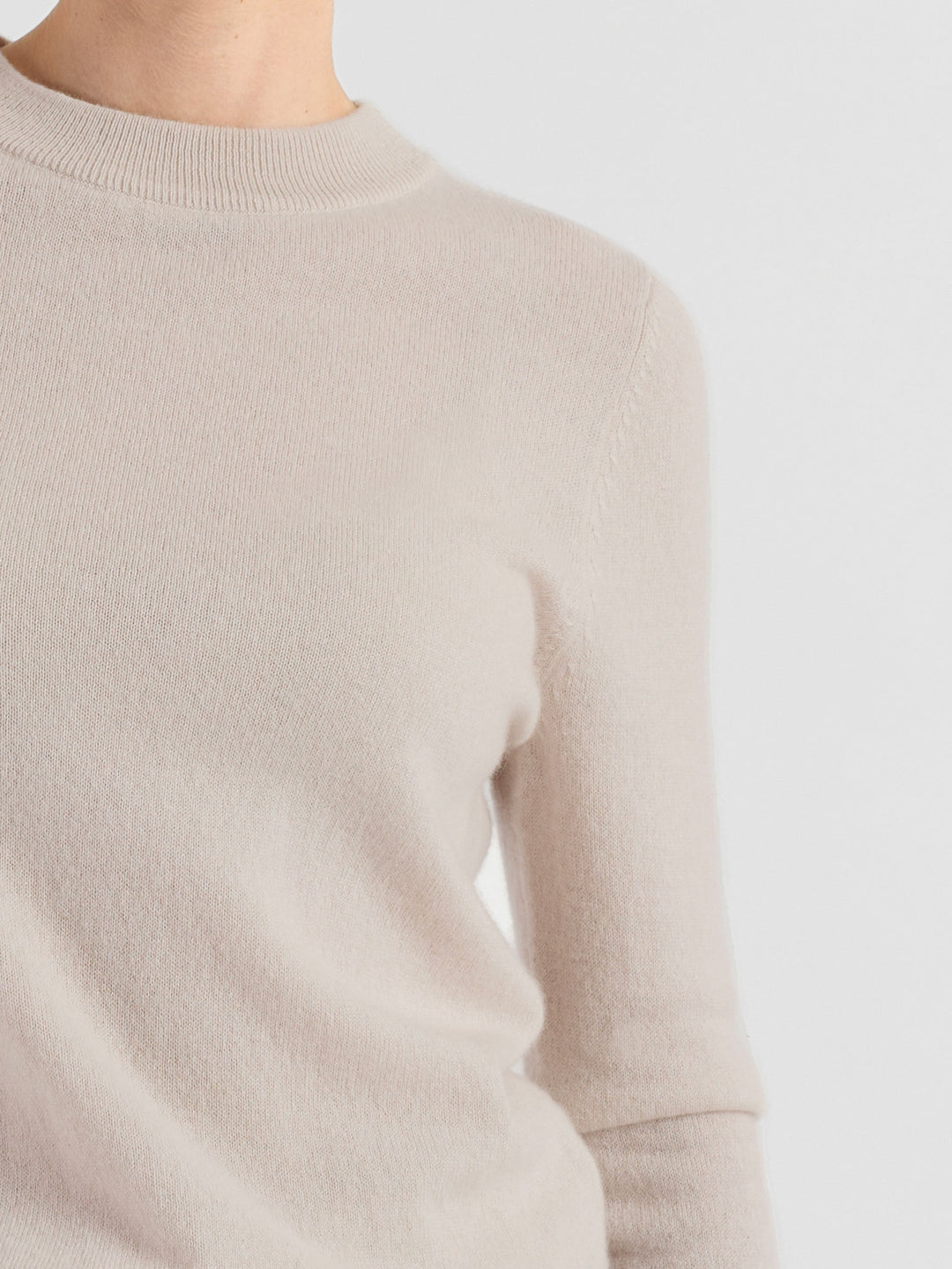 Cashmere sweater "Thora" in 100% pure cashmere. Long sleeves, round neck. Scandinavian design by Kashmina. Color: Cream.