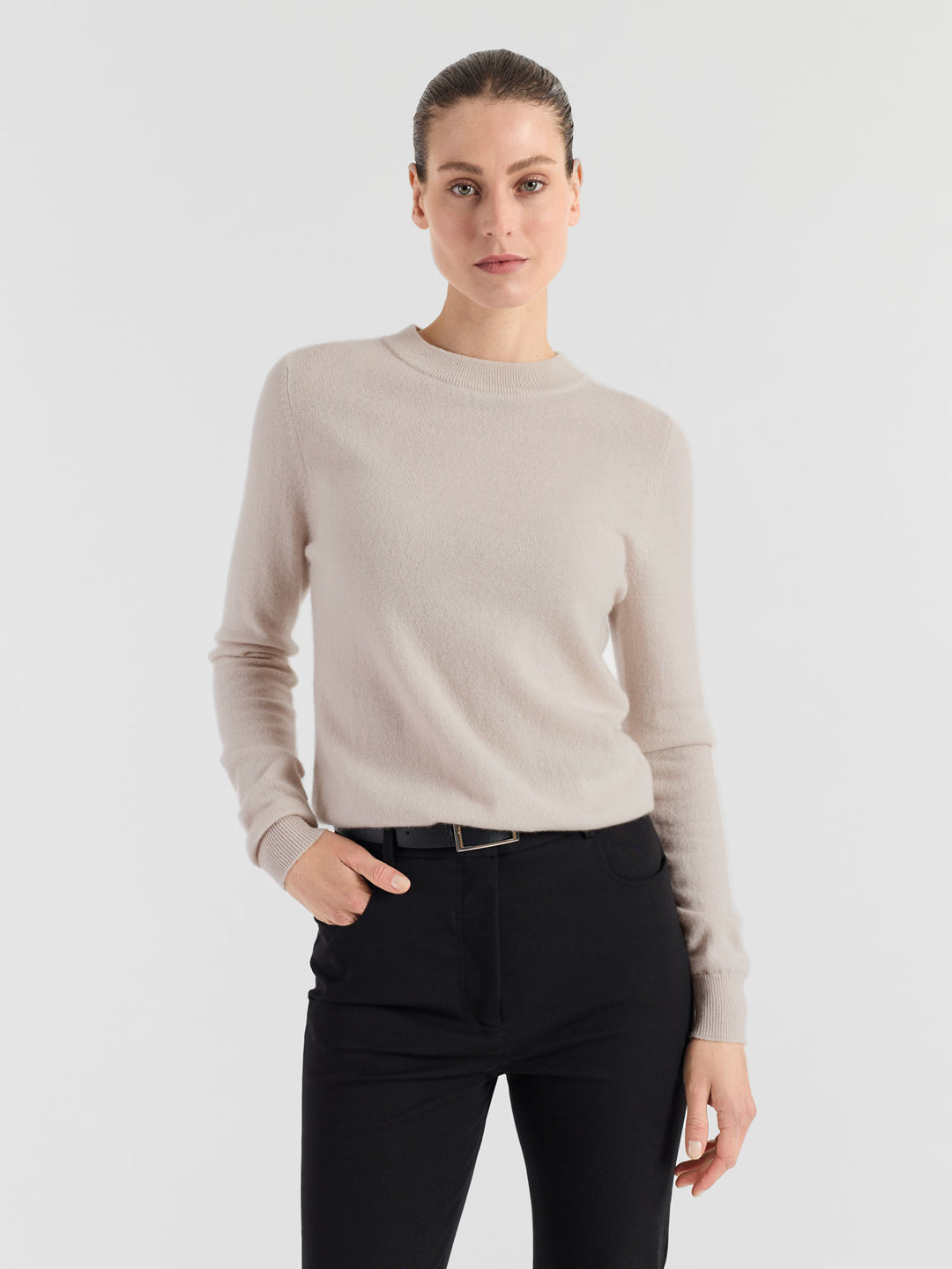 Cashmere sweater "Thora" in 100% pure cashmere. Long sleeves, round neck. Scandinavian design by Kashmina. Color: Cream.