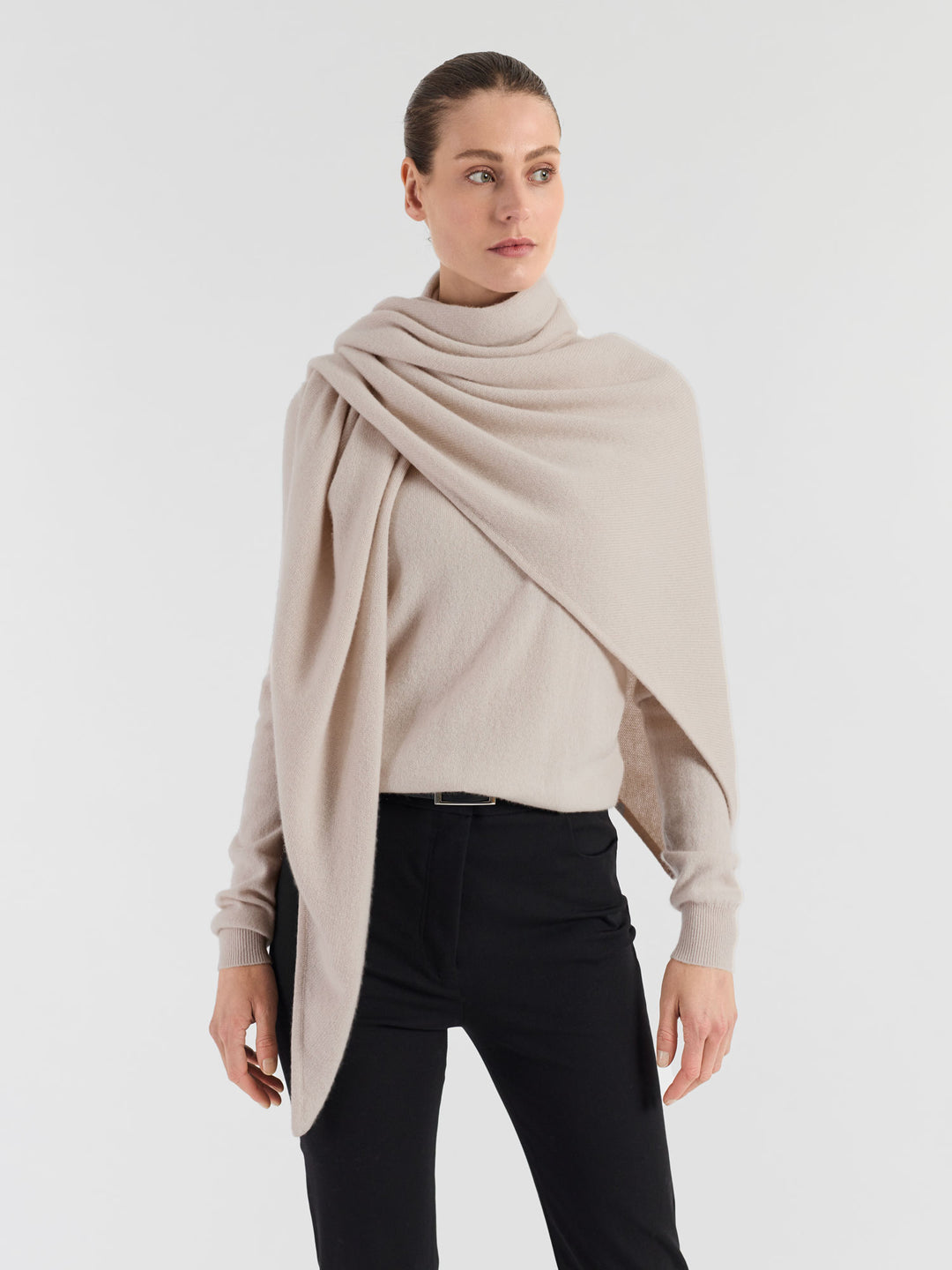 Cashmere sweater "Thora" in 100% pure cashmere. Long sleeves, round neck. Scandinavian design by Kashmina. Color: Cream.