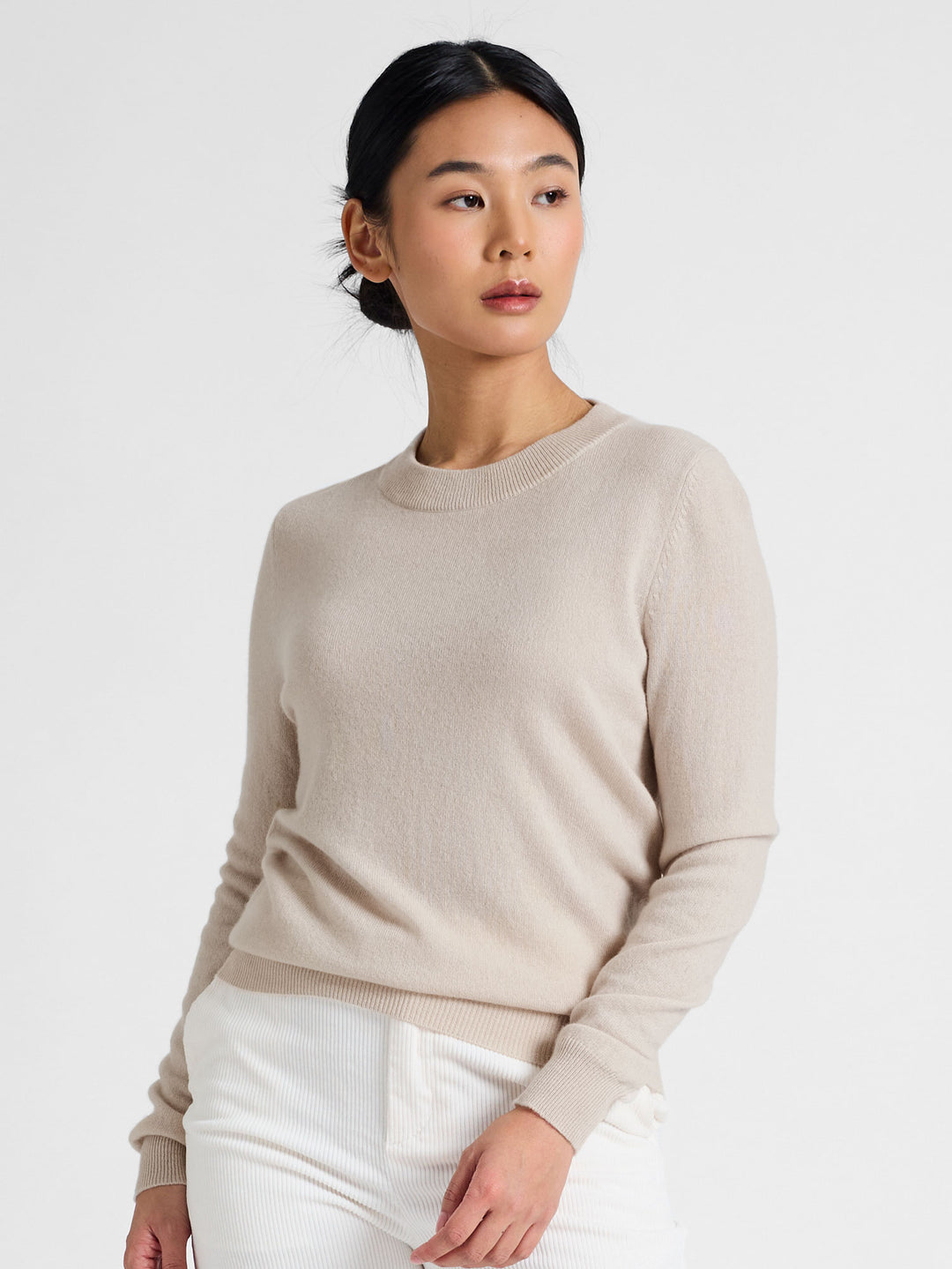 Cashmere sweater "Thora" in 100% pure cashmere. Long sleeves, round neck. Scandinavian design by Kashmina. Color: Cream.