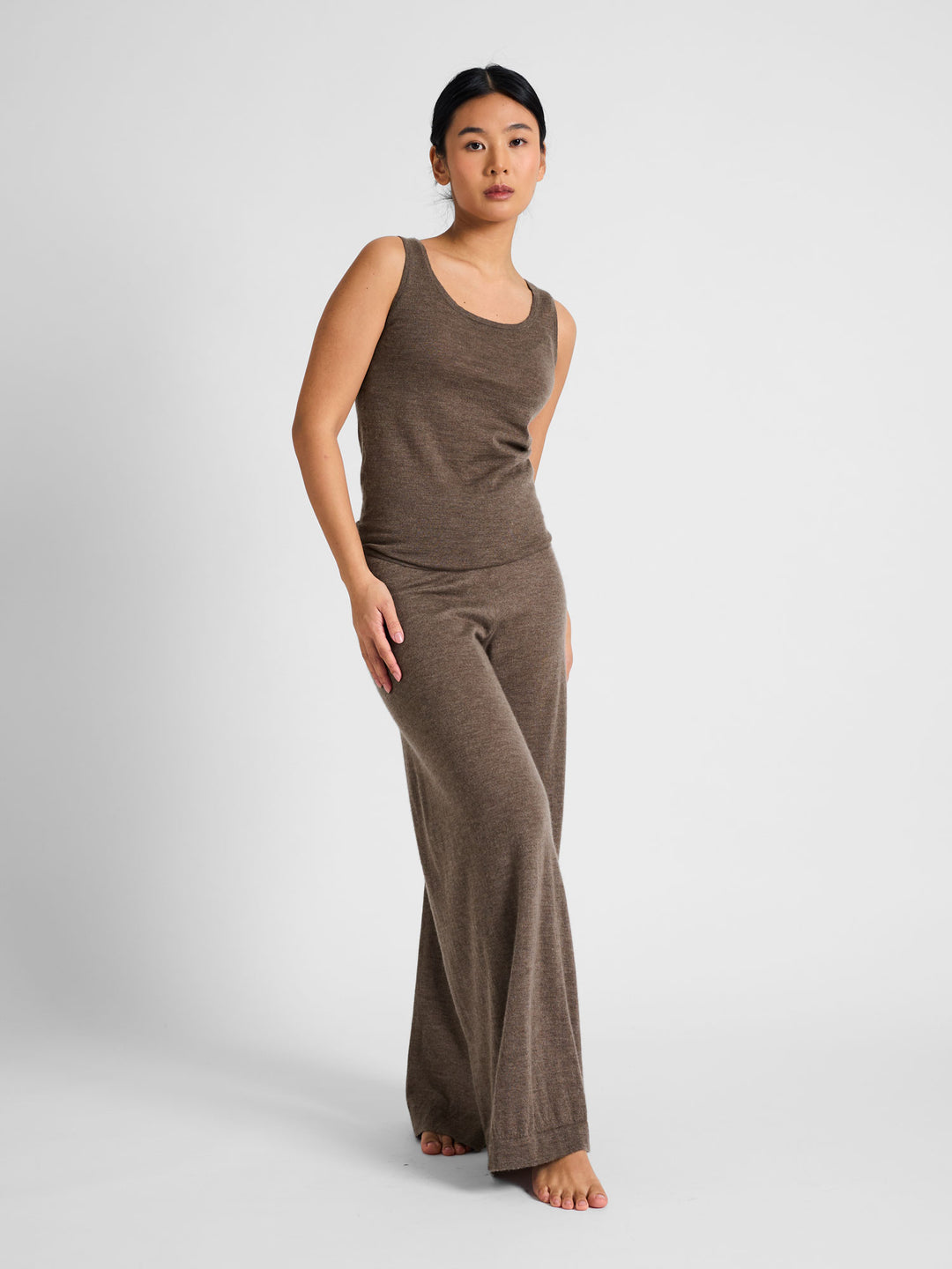 Cashmere singlet "Skin" in 100% pure cashmere. Scandinavian design by Kashmina. Color: Dark Toast.