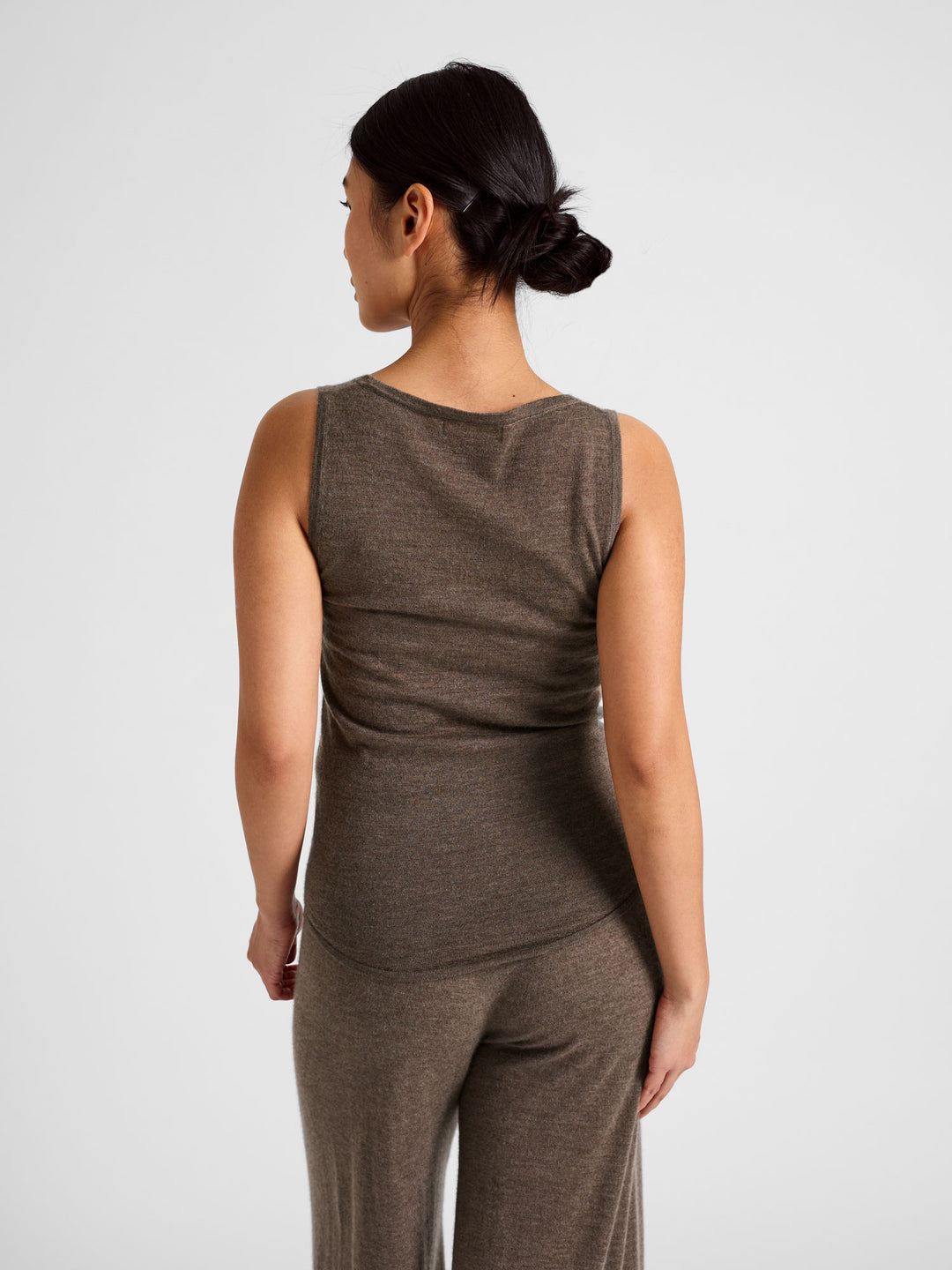 Cashmere singlet "Skin" in 100% pure cashmere. Scandinavian design by Kashmina. Color: Dark Toast.