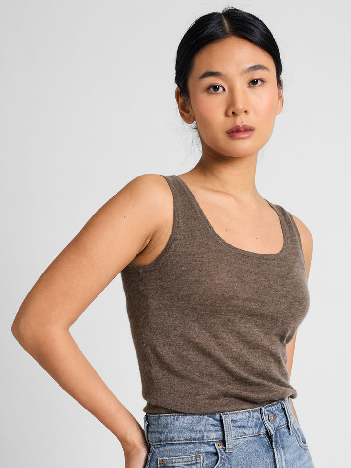 Cashmere singlet "Skin" in 100% pure cashmere. Scandinavian design by Kashmina. Color: Dark Toast.