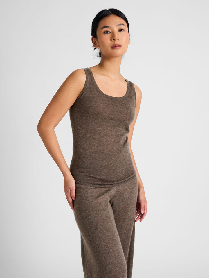 Cashmere singlet "Skin" in 100% pure cashmere. Scandinavian design by Kashmina. Color: Dark Toast.