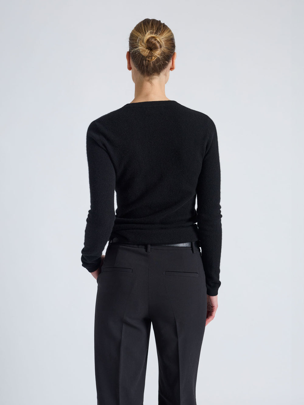 Cashmere sweater "Unni" in 100% pure cashmere. Scandinavian design by pashmina. Color: Black.