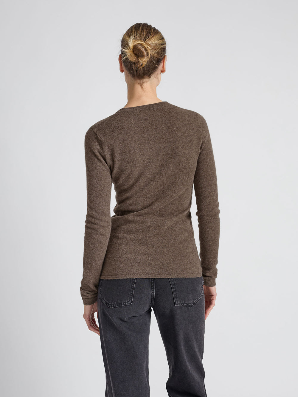 Cashmere sweater "Unni" in 100% pure cashmere. Scandinavian design by pashmina. Color: Dark Toast.