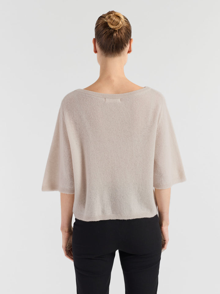 Cashmere t-shirt "Vaar" in 100% pure cashmere. Scandinavian design by Kashmina. Color: Cream.