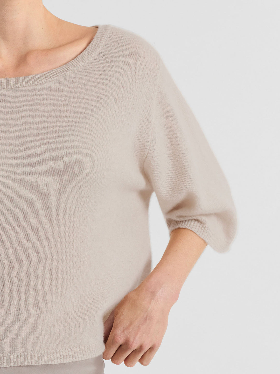 Cashmere t-shirt "Vaar" in 100% pure cashmere. Scandinavian design by Kashmina. Color: Cream.