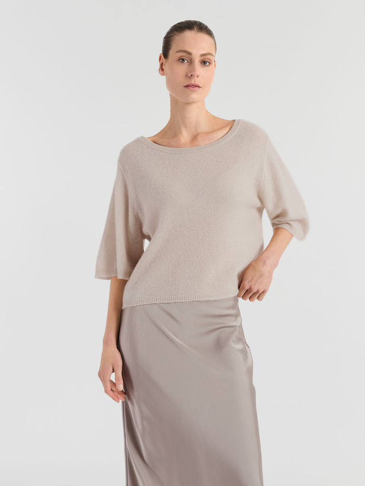 Cashmere t-shirt "Vaar" in 100% pure cashmere. Scandinavian design by Kashmina. Color: Cream.