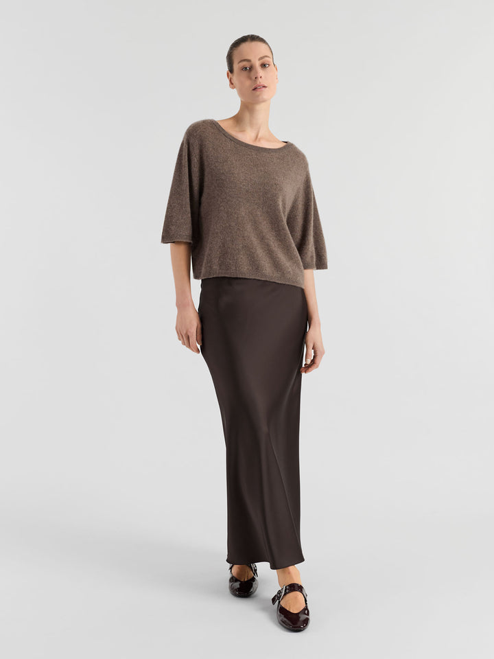 Cashmere t-shirt "Vaar" in 100% pure cashmere. Scandinavian design by Kashmina. Color: Dark Toast.