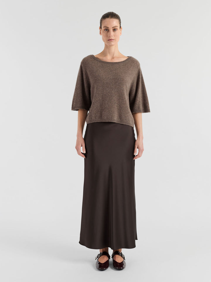 Cashmere t-shirt "Vaar" in 100% pure cashmere. Scandinavian design by Kashmina. Color: Dark Toast.