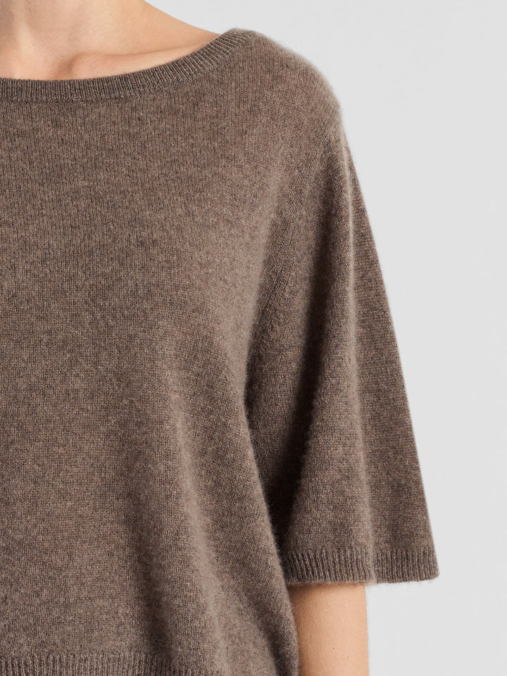 Cashmere t-shirt "Vaar" in 100% pure cashmere. Scandinavian design by Kashmina. Color: Dark Toast.