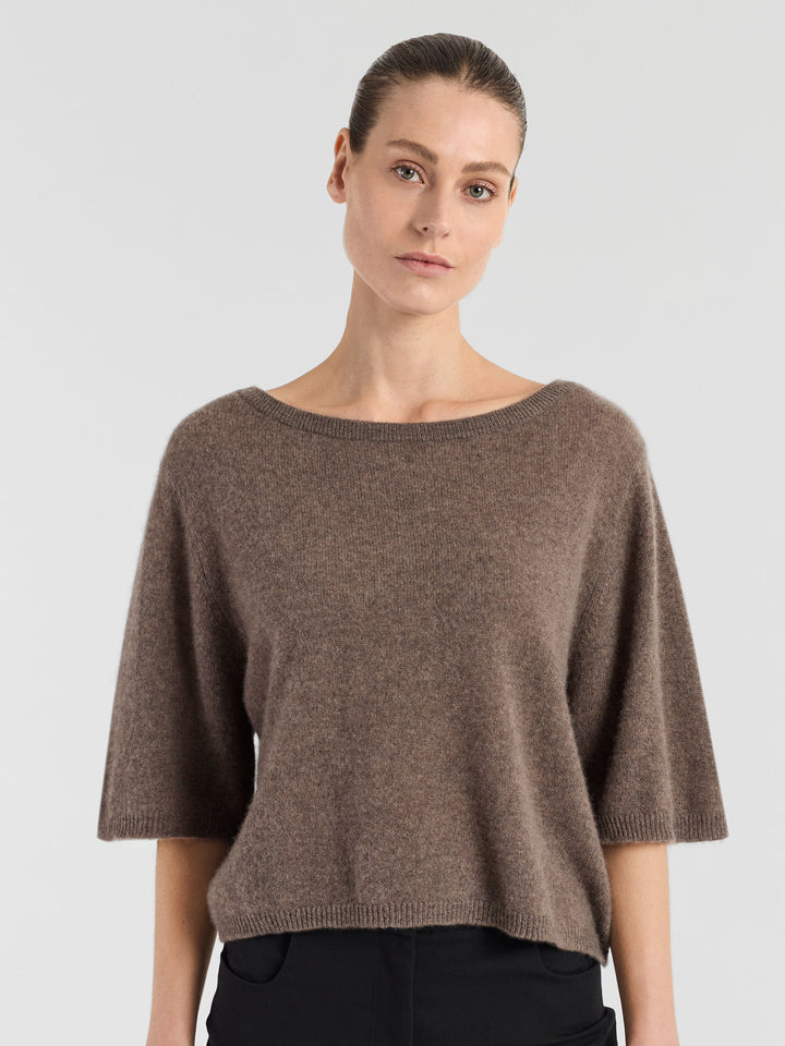 Cashmere t-shirt "Vaar" in 100% pure cashmere. Scandinavian design by Kashmina. Color: Dark Toast.