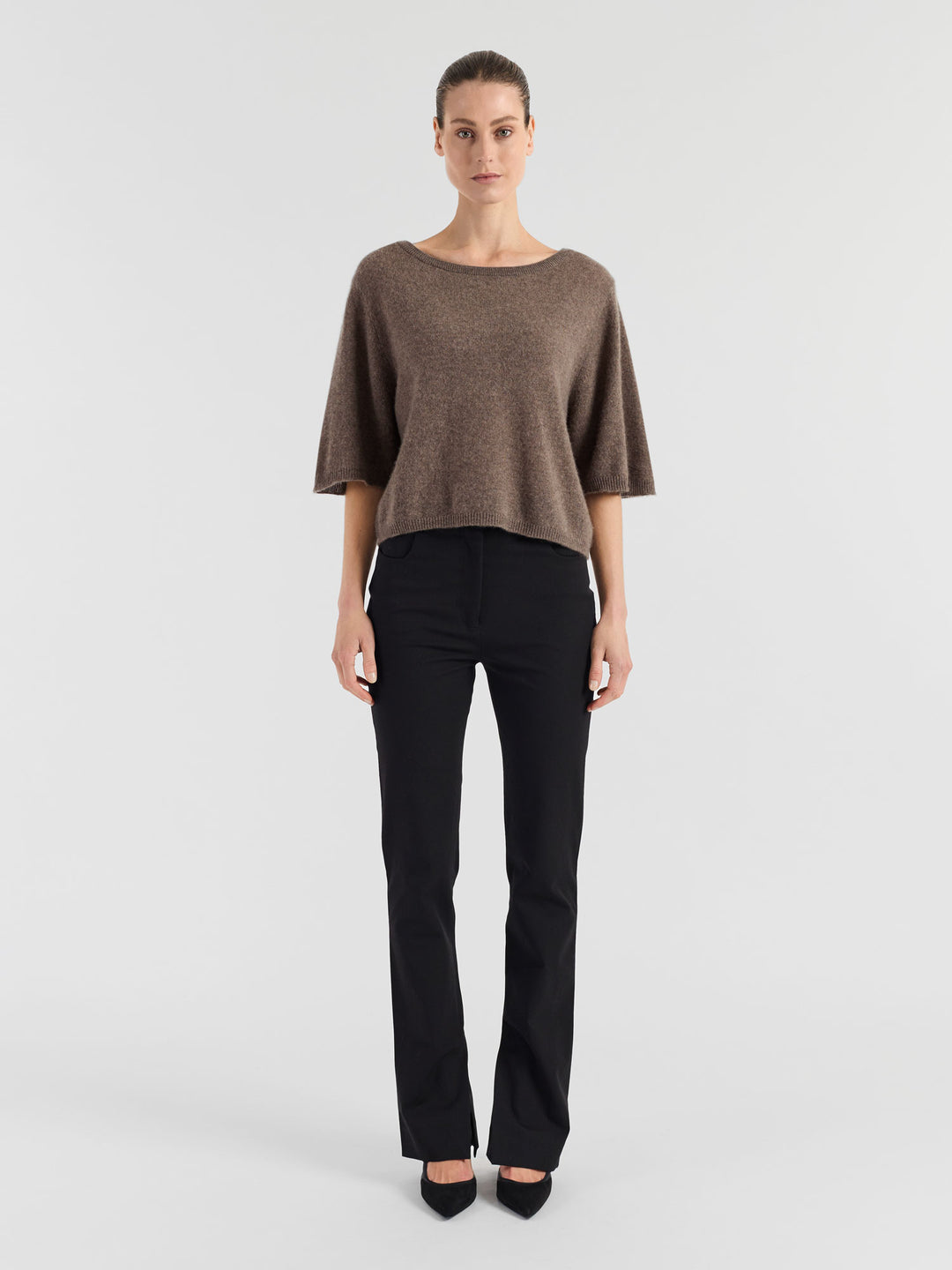 Cashmere t-shirt "Vaar" in 100% pure cashmere. Scandinavian design by Kashmina. Color: Dark Toast.