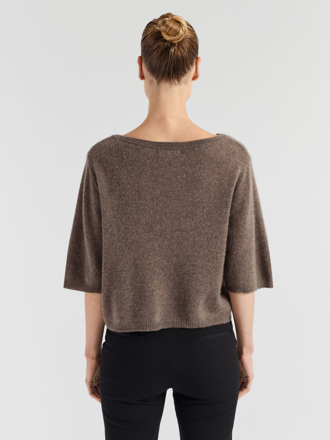 Cashmere t-shirt "Vaar" in 100% pure cashmere. Scandinavian design by Kashmina. Color: Dark Toast.