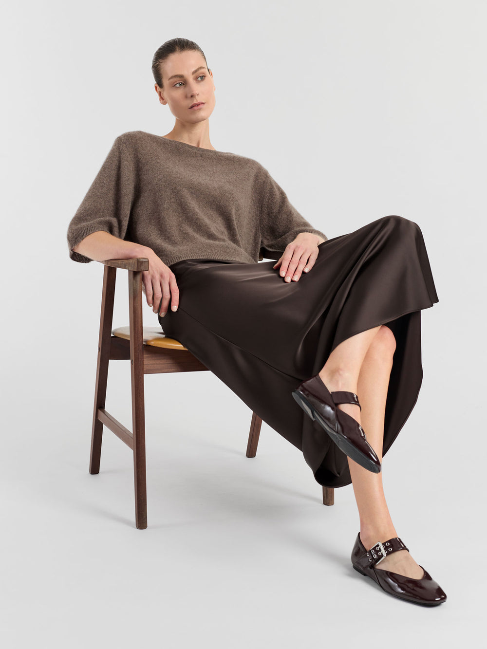 Cashmere t-shirt "Vaar" in 100% pure cashmere. Scandinavian design by Kashmina. Color: Dark Toast.