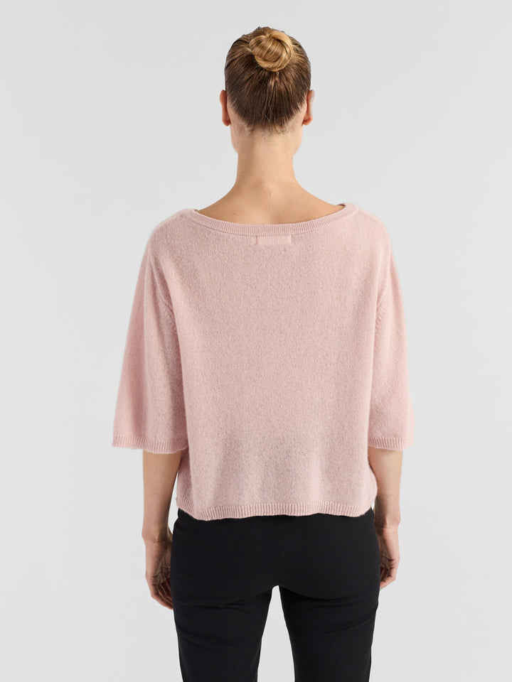 Cashmere t-shirt "Vaar" in 100% pure cashmere. Scandinavian design by Kashmina. Color: Rose Glow.