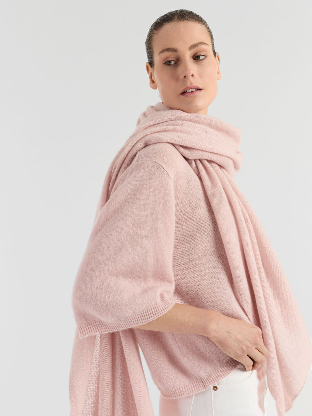 Cashmere t-shirt "Vaar" in 100% pure cashmere. Scandinavian design by Kashmina. Color: Rose Glow.