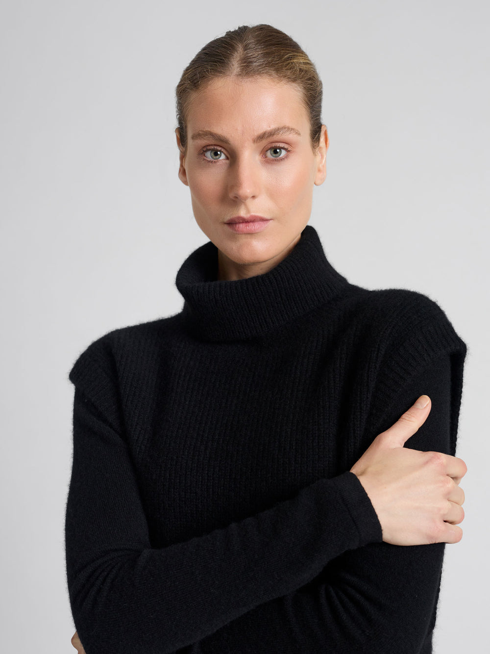 Cashmere vest "Vedis" in 100% pure cashmere. Scandinavian design by Kashmina. Color: Black.