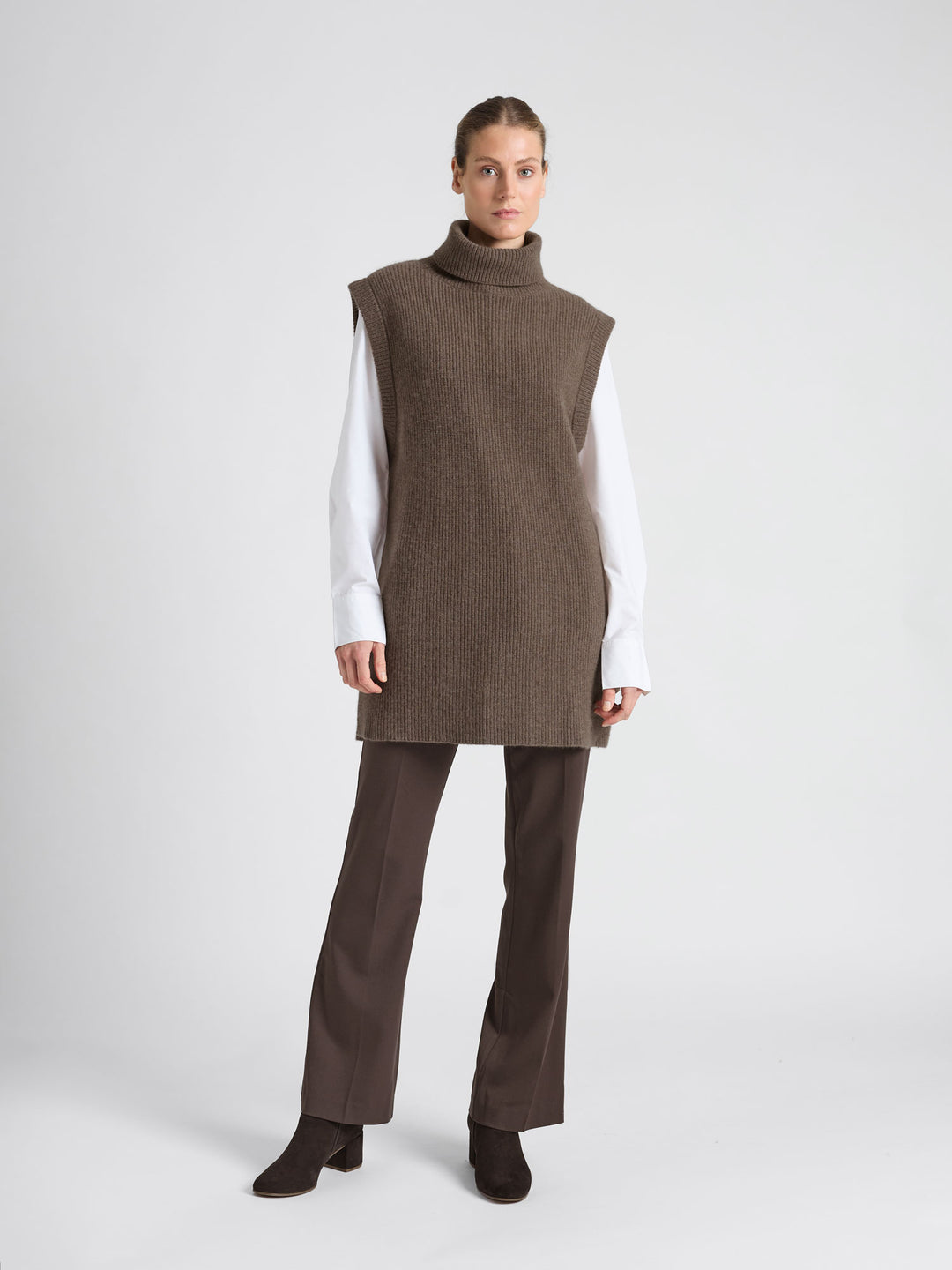 Cashmere vest "Vedis" in 100% pure cashmere. Scandinavian design by Kashmina. Color: Dark Toast.