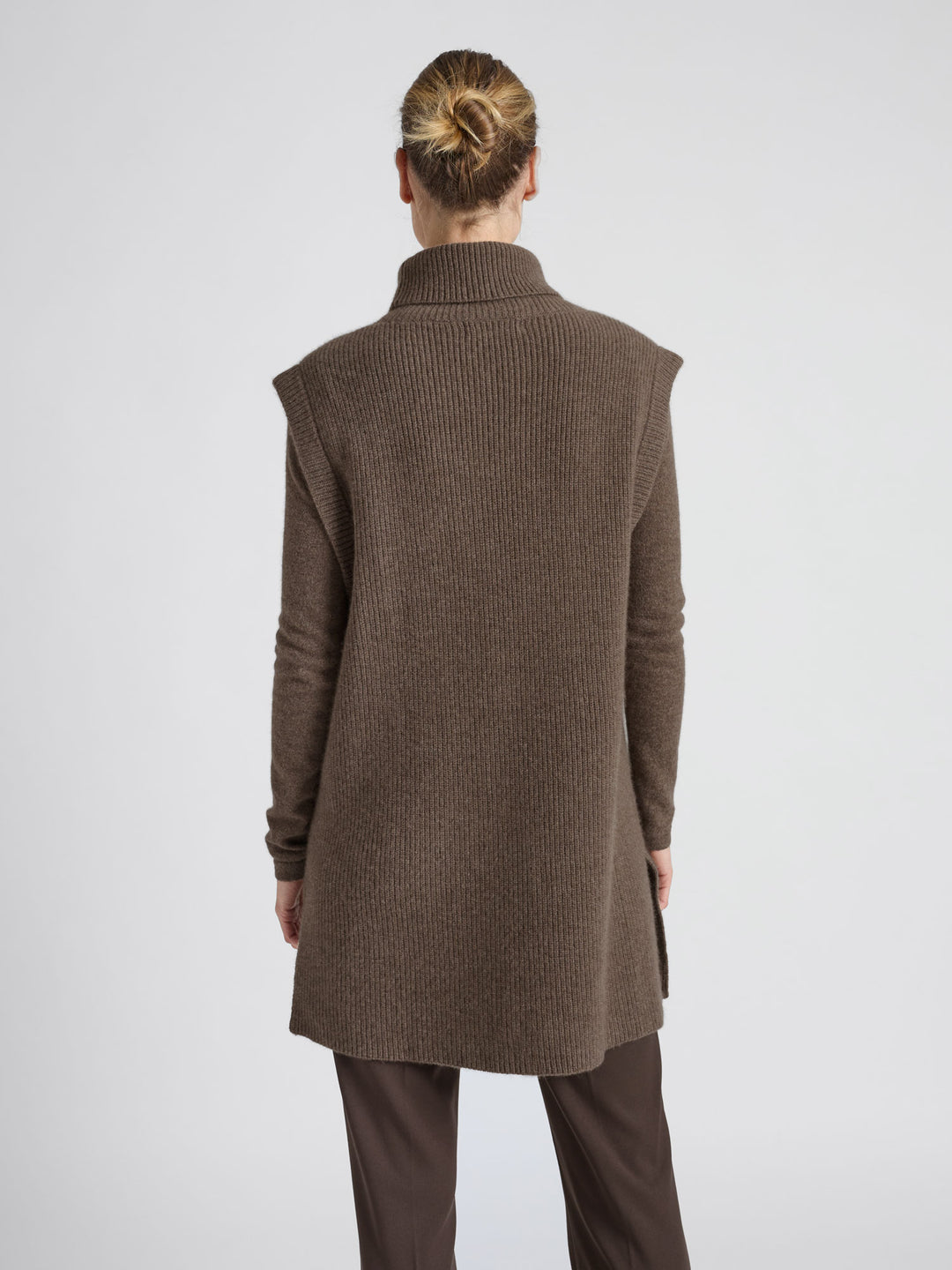 Cashmere vest "Vedis" in 100% pure cashmere. Scandinavian design by Kashmina. Color: Dark Toast.