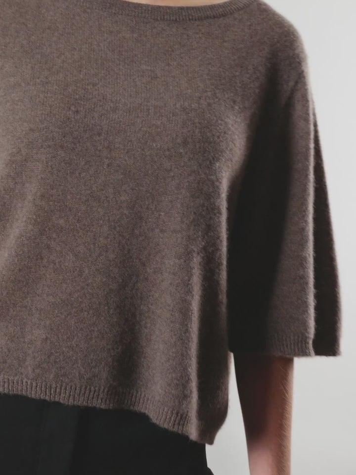 Cashmere t-shirt "Vaar" in 100% pure cashmere. Scandinavian design by Kashmina. Color: Dark Toast.